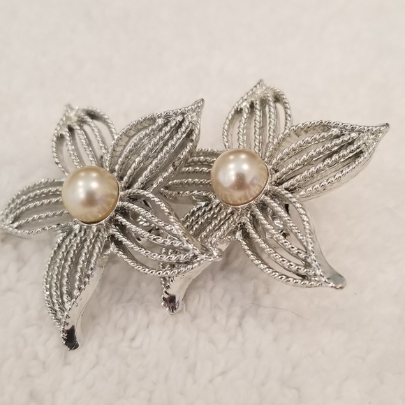 Elegant Silver and Pearl Flower Earrings - Picture 3 of 3